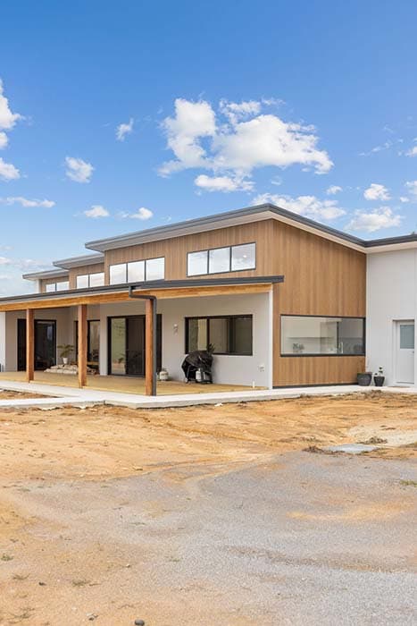 Timber‑look cladding with generous glazing for a cohesive design